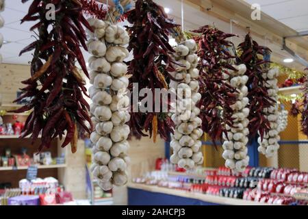 Brividi e aglio in un mercato di Budapest Foto Stock