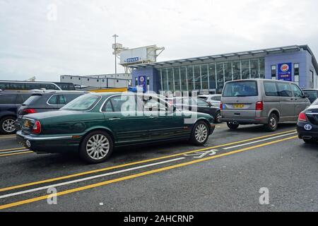 Auto in coda per il traghetto al di fuori del terminal passeggeri Porto di Dover Foto Stock