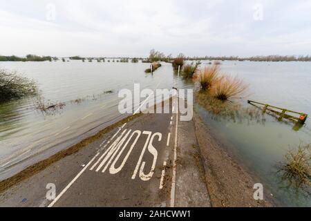 Welney, UK. 28 dicembre, 2019. A1101 La strada di lavaggio rimane chiuso dopo essere allagata dopo forti piogge in precedenza in dicembre. Credito: Mark Bullimore/Mark Bullimore/Alamy Live News Foto Stock