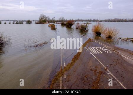 Welney, UK. 28 dicembre, 2019. A1101 La strada di lavaggio rimane chiuso dopo essere allagata dopo forti piogge in precedenza in dicembre. Credito: Mark Bullimore/Mark Bullimore/Alamy Live News Foto Stock