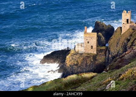 La corona del motore pearced case sulla scogliera a Botallack sul vicino a St appena Cornovaglia Foto Stock