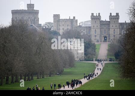 La gente sulla lunga passeggiata al Castello di Windsor in Berkshire. Foto Stock