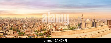 Moschea del Sultano Hasan e vista sul quartiere Al-Helmiya del Cairo, Egitto Foto Stock