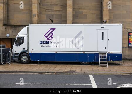 Un pulmino fuori trasmissione della BBC Scotland parcheggiato a Glasgow, Scozia, Regno Unito Foto Stock