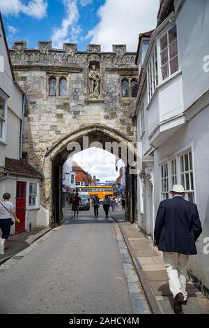 La medievale Porta nord, noto come il High Street, porta alla cattedrale vicino. I turisti a piedi lungo High Street, che conduce alla Cattedrale di Salisbury. Foto Stock