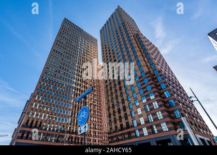 Amsterdam, 29 settembre 2019 la torre di vetro di edifici nel centro finanziario della città di Amsterdam in Olanda i Paesi Bassi chiamato il IJ-come Foto Stock