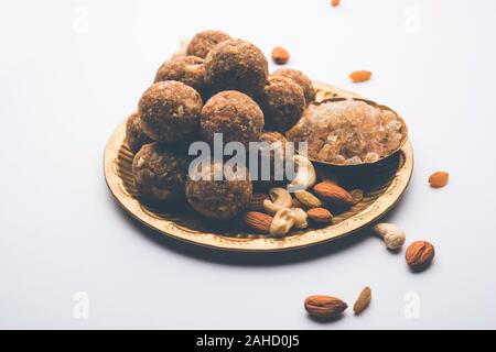 Dolce Laddu Dink conosciuto anche come Dinkache Ladoo o gond KE Laddo fatto con gomma commestibile con frutta secca Foto Stock