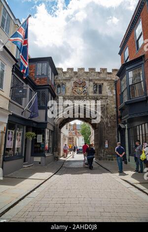 La medievale Porta nord, noto come il High Street, porta alla cattedrale vicino. I turisti a piedi lungo High Street, che conduce alla Cattedrale di Salisbury. Foto Stock