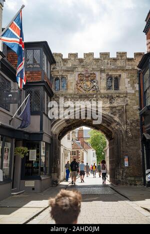 La medievale Porta nord, noto come il High Street, porta alla cattedrale vicino. I turisti a piedi lungo High Street, che conduce alla Cattedrale di Salisbury. Foto Stock