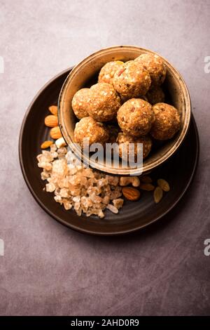 Dolce Laddu Dink conosciuto anche come Dinkache Ladoo o gond KE Laddo fatto con gomma commestibile con frutta secca Foto Stock