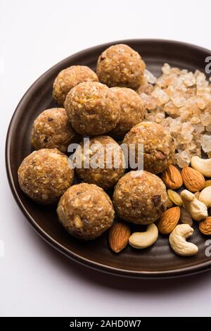 Dolce Laddu Dink conosciuto anche come Dinkache Ladoo o gond KE Laddo fatto con gomma commestibile con frutta secca Foto Stock