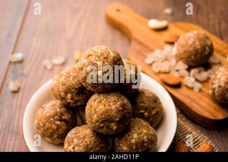 Dolce Laddu Dink conosciuto anche come Dinkache Ladoo o gond KE Laddo fatto con gomma commestibile con frutta secca Foto Stock