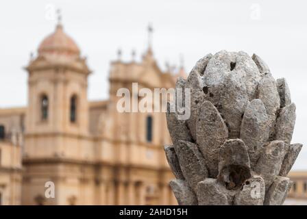 Ornamento Barocco di Noto (Sicilia, Italia); sullo sfondo sfocato vista della cattedrale Foto Stock