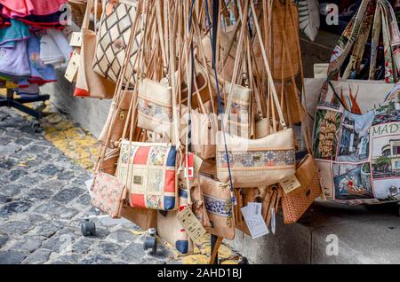 Ribeira Brava, Madeira, Portogallo - 9 Sep, 2019: sacchi di sughero nel negozio di souvenir appeso sulla strada. Fatti a mano prodotti in sughero sono Portoghese tradizionale ricordi regali. Accessori per le donne. Foto Stock