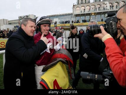 Vincente Jack jockey Kennedy con la vincita del trainer Gordon Elliott in parata anello dopo Delta lavoro ha vinto la Savills siepi (grado 1) durante i tre giorni della festa di Natale a Leopardstown Racecourse. Foto Stock