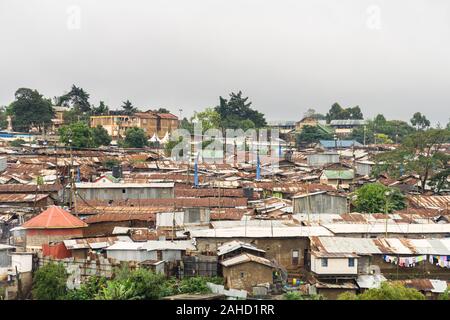 Vista di una sezione di Kibera slum che mostra baracca di fortuna alloggiamento, Nairobi, Kenia Foto Stock