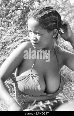 Botswana: giovane donna Naro-Bushmen vicino a Ghanzi Foto Stock