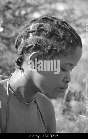 Botswana: giovane donna Naro-Bushmen vicino a Ghanzi Foto Stock