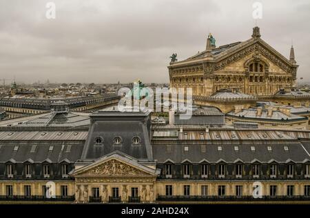 Vista sui tetti del centro storico di Parigi con la parte superiore della Société Générale bank e il retro di Opéra Garnier Theatre, Francia Foto Stock