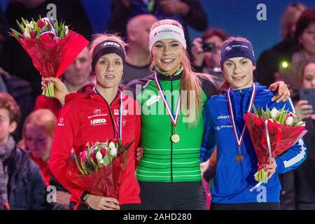 Heerenveen, Paesi Bassi. 28 dicembre, 2019. HEERENVEEN, ghiaccio Thialf Stadium, 28-12-2019, stagione 2019/2020, olandese singole distanze campionati. 500m ladies Letitia de Jong (L) Jutta Leerdam (M) Femke Kok (r) durante il match NK singole distanze 28 dicembre Credito: Pro scatti/Alamy Live News Foto Stock