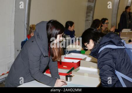 Wroclaw, Polonia. 28 dicembre, 2019. Un giovane pellegrino di registri per la riunione. Circa 13.000 giovani pellegrini provenienti da tutta Europa e oltre sono arrivati a Wroclaw in Polonia per l annuale Incontro europeo dei giovani di Taizé ecumenico comunità. L incontro di preghiera e di meditazione è tenuta sotto il motto "pellegrinaggio di fiducia sulla terra " per la quarantaduesima volta quest'anno. (Foto di Michael Debets/Pacific Stampa) Credito: Pacific Press Agency/Alamy Live News Foto Stock