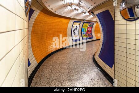 Stazione metropolitana di St John's Wood: passaggio, Londra, Inghilterra, Regno Unito. Foto Stock