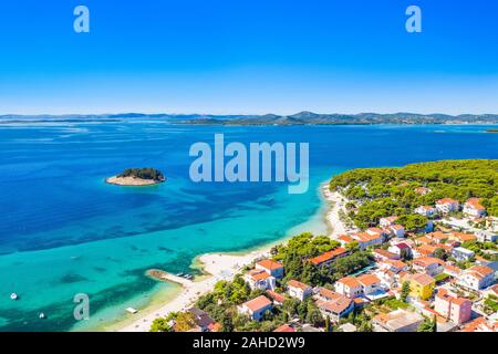 Piccola città adriatica di Pakostane, vista aerea, Dalmazia, Croazia, seascape vista da fuco Foto Stock