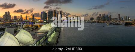 Vista panoramica sulla skyline di Miami dopo il tramonto dal terminal delle navi da crociera Foto Stock