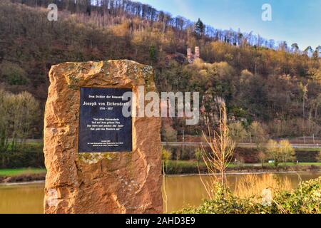Neckarsteinach, Germania - Dicembre 2019: Pietra monumento dedicato al poeta prussiano e romanziere Joseph Freiherr von Eichendorff Foto Stock