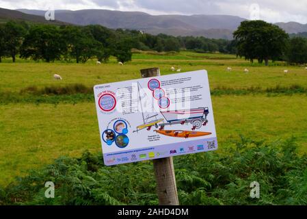 Specie invasive segno sul fiume Carron in Sutherland Scotland Regno Unito Foto Stock