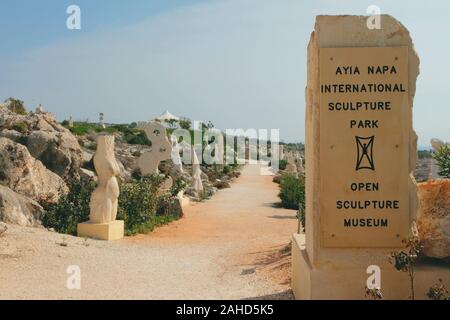 Agia Napa, Cipro - Ott 26, 2019: ingresso al parco della scultura Foto Stock