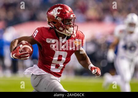 Phoenix, Arizona, Stati Uniti. 27 Dic, 2019. Stato di Washington Cougars wide receiver Renard campana (9) viene eseguito dopo la cattura di un passaggio nella prima metà del gioco tra le Air Force Falcons e il Washington State Cougars al Chase Field di Phoenix, in Arizona. Credito: Scott Stuart/ZUMA filo/Alamy Live News Foto Stock