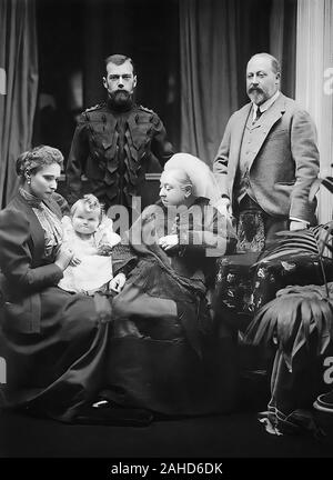 La regina Victoria con lo Zar Nicola II di Russia. Seduto sulla sinistra è Tsarina Alexandra tenendo la sua bimba Granduchessa Olga - Castello di Balmoral, 1896 Foto Stock