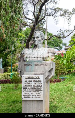 Funchal, Madeira, Portogallo - Sep 10, 2019: parco nel centro della capitale di Madeira con il busto di Simon Bolivar, El Libertador, venezuelana militari e leader politici. Foto verticale. Foto Stock