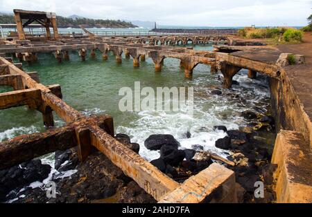 I resti del dock a Ahukini sbarco sull'isola di Kauai, Hawaii. Costruito durante il 1800s, si è servita delle ferrovie e la spedizione per la canna da zucchero. Foto Stock