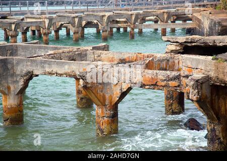 I resti del dock a Ahukini sbarco sull'isola di Kauai, Hawaii. Costruito durante il 1800s, si è servita delle ferrovie e la spedizione per la canna da zucchero. Foto Stock