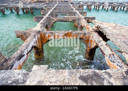 I resti del dock a Ahukini sbarco sull'isola di Kauai, Hawaii. Costruito durante il 1800s, si è servita delle ferrovie e la spedizione per la canna da zucchero. Foto Stock