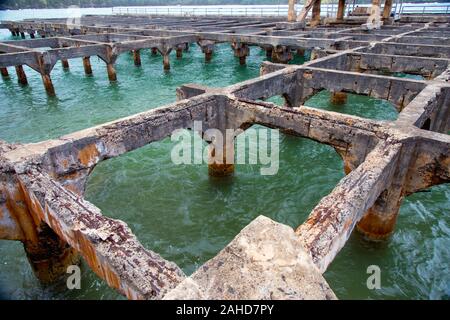 I resti del dock a Ahukini sbarco sull'isola di Kauai, Hawaii. Costruito durante il 1800s, si è servita delle ferrovie e la spedizione per la canna da zucchero. Foto Stock