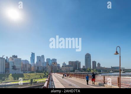 Lo skyline del centro cittadino dalla pietra il ponte di Arco, fiume Mississippi, Minneapolis, Minnesota, Stati Uniti d'America Foto Stock