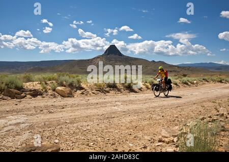 NM00220-00...NEW MEXICO - Escursioni in bicicletta passa una spina vulcanica, in piedi di altezza al di sopra del secco prairie terre lungo la Great Divide percorso per mountain bike. Foto Stock