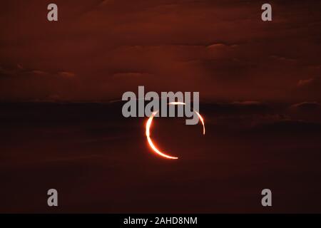 Eclissi anulare si verificano quando la luna non è abbastanza vicino alla Terra per oscurare completamente il sole, lasciando un sottile anello del disco solare visibile Foto Stock