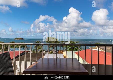 Palme da cocco sul lungomare nel Trinite, Martinica, Francia Foto Stock