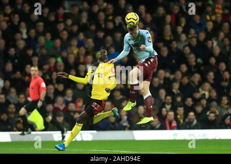 Watford, Regno Unito. 28 dicembre, 2019. Aston Villa di Matt Targett vince la sfida di testa contro il Watford Ismaila Sarr durante il match di Premier League tra Watford e Aston Villa di Vicarage Road, Watford sabato 28 dicembre 2019. (Credit: Leila Coker | MI News) La fotografia può essere utilizzata solo per il giornale e/o rivista scopi editoriali, è richiesta una licenza per uso commerciale Credito: MI News & Sport /Alamy Live News Foto Stock