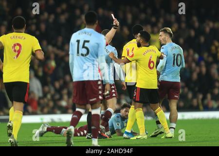 Watford, Regno Unito. 28 dicembre, 2019. Watford di Adrian Mariappa inviati fuori per la sua sfida su Aston Villa di Henri Lansbury durante il match di Premier League tra Watford e Aston Villa di Vicarage Road, Watford sabato 28 dicembre 2019. (Credit: Leila Coker | MI News) La fotografia può essere utilizzata solo per il giornale e/o rivista scopi editoriali, è richiesta una licenza per uso commerciale Credito: MI News & Sport /Alamy Live News Foto Stock