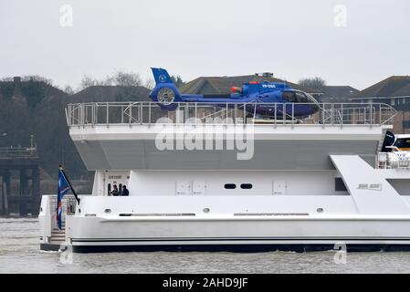 Game Changer è un 70m expedition superyacht progettato per un miliardario avventuroso. La nave ha una helecopter e sottomarino. Foto Stock