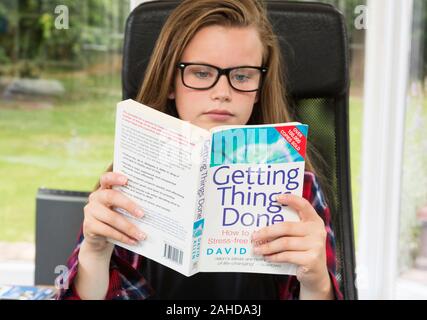 Lettura della ragazza libro motivazionale Foto Stock