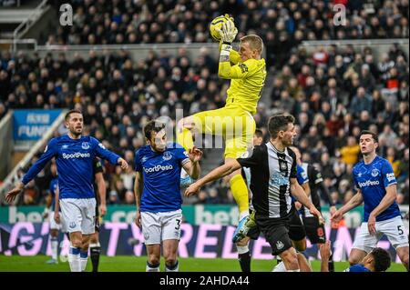 Newcastle, Regno Unito. 28 dicembre, 2019. La Giordania Pickford (1) di Everton afferra la palla durante il match di Premier League fra Newcastle United e Everton presso il St James Park, Newcastle sabato 28 dicembre 2019. (Credit: Iam masterizzare | MI News) La fotografia può essere utilizzata solo per il giornale e/o rivista scopi editoriali, è richiesta una licenza per uso commerciale Credito: MI News & Sport /Alamy Live News Foto Stock