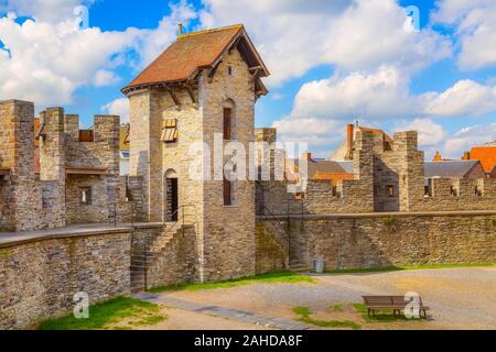 Vista interna del Castello di Gravensteen o il Castello dei Conti di Gand, Belgio contro nuvoloso cielo blu Foto Stock