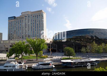 Barche ormeggiate sul Canale Rideau di Ottawa in Canada. Il canale è indicato un Sito Patrimonio Mondiale dell'UNESCO e corre dal Westin Hotel e Centro di Shaw. Foto Stock