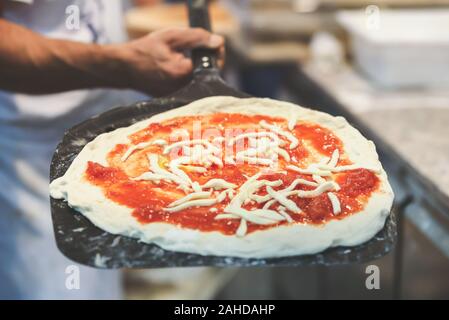 Cuoci la pizza italiana originale a casa - preparazione tradizionale Foto  stock - Alamy